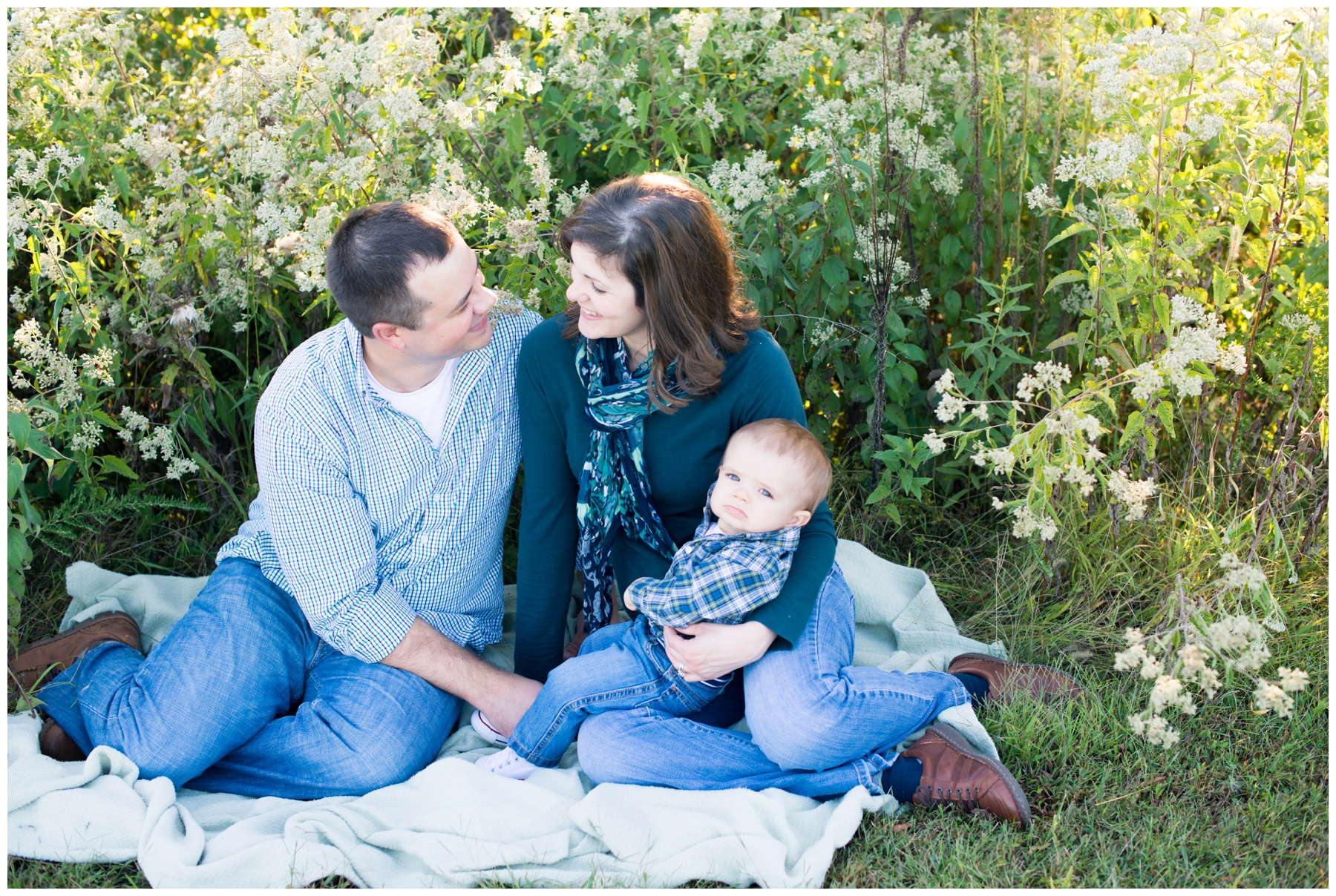 fall-family-pictures-in-plaid-and-scarves-at-smithville-lake-kansas-city-family-photographer_0004