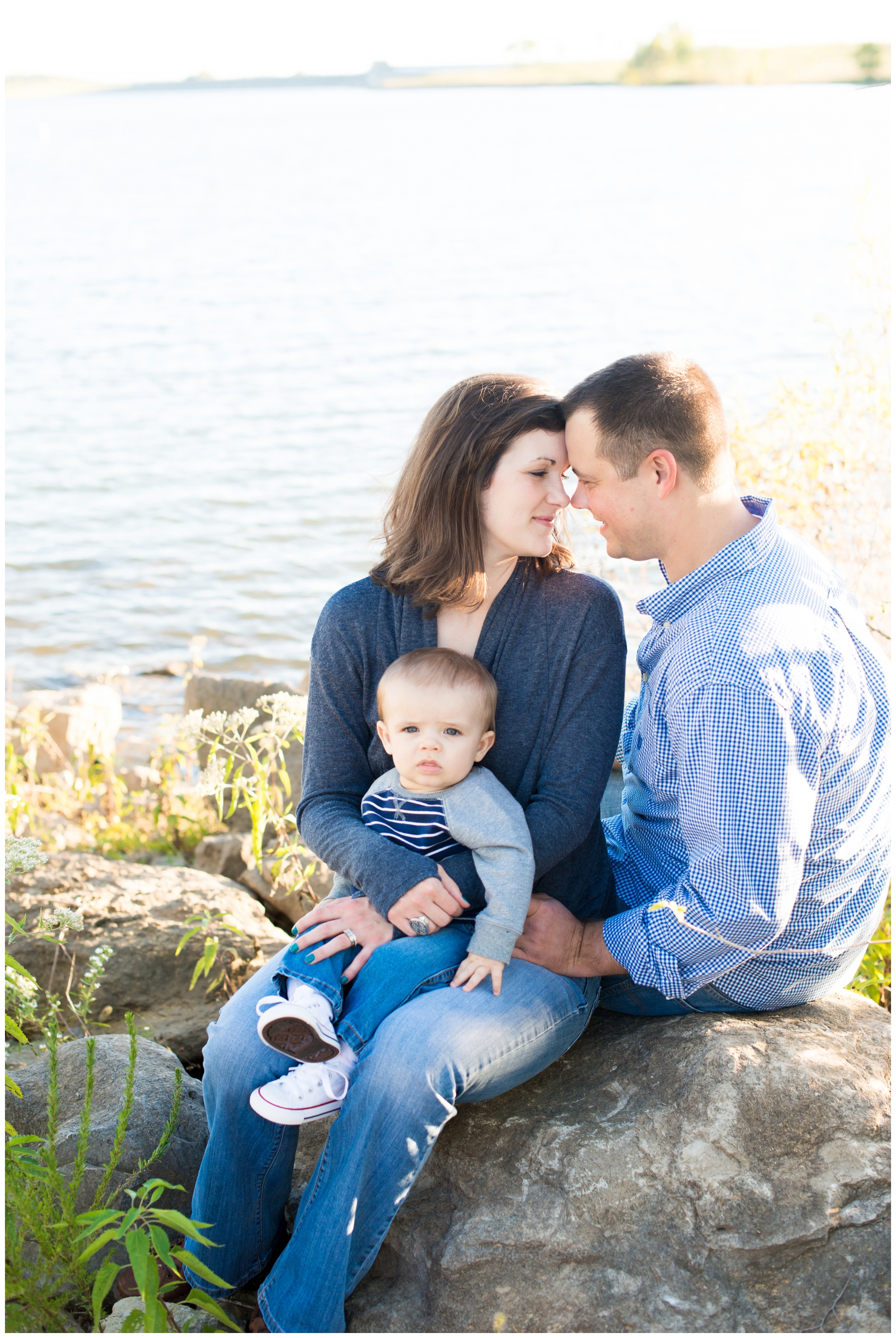 fall-family-pictures-in-plaid-and-scarves-at-smithville-lake-kansas-city-family-photographer_0012