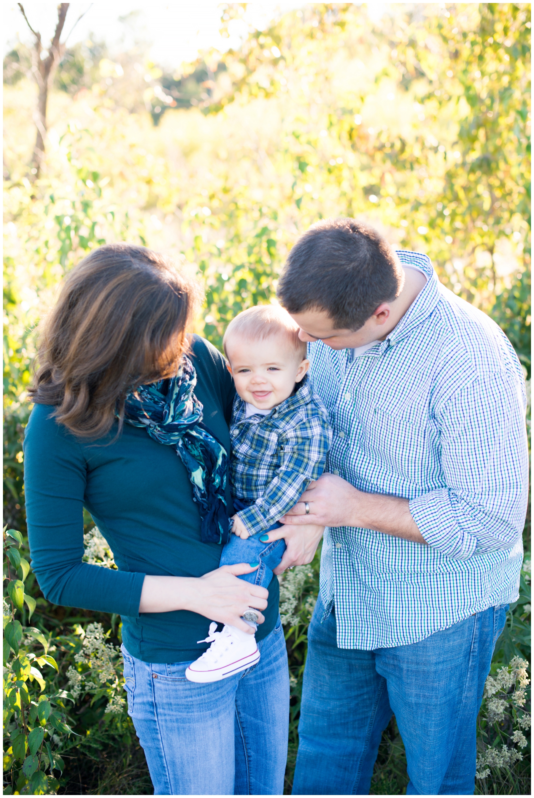 fall-family-pictures-in-plaid-and-scarves-at-smithville-lake-kansas-city-family-photographer_0001